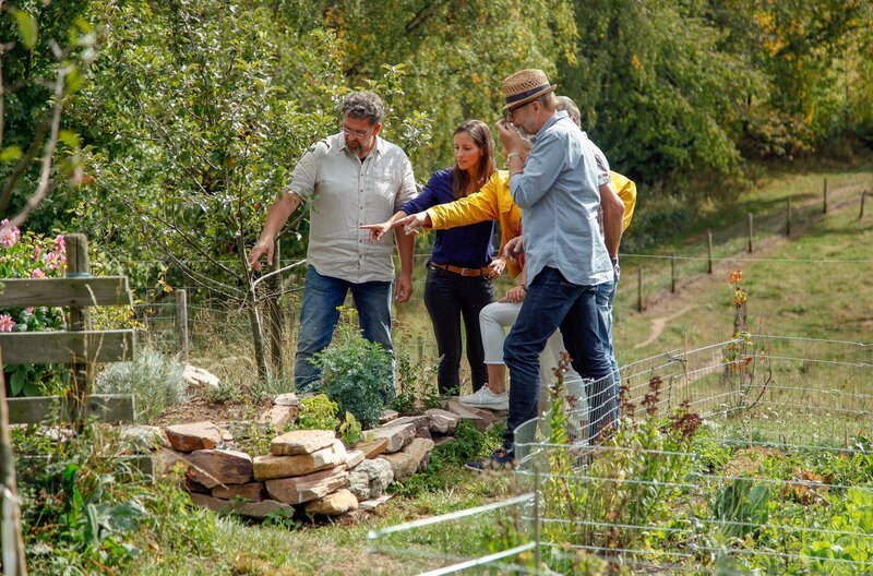 Svend Feuerbach zeigt Irmgards Gästen das neue Kräuterbeet. – Bild: SWR