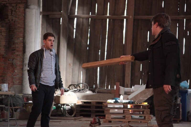 Viktor Mayringer (Rony Herman, l.)streitet sich mit seinem Bruder Leonhard Mayringer (Thomas Schubert, r.) über seinen Ausstieg aus dem Drogenhandel. – Bild: ORF/​Satel Film/​Stefan Haring