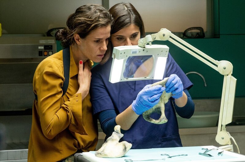 Die Pathologin Alexa Rivera (Eva Bay re.) zeigt Fina (Anne Schäfer) verdächtige Spuren. – Bild: ARD Degeto/​Lucia Faraig