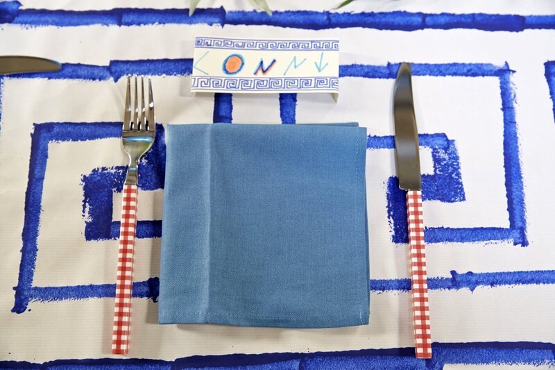 Tischdeko – Tischkärtchen mit Namen auf Griechisch. – Bild: ORF/René Rothkopf Tischdeko – Tischkärtchen mit Namen auf Griechisch. – Bild: ORF/René Rothkopf