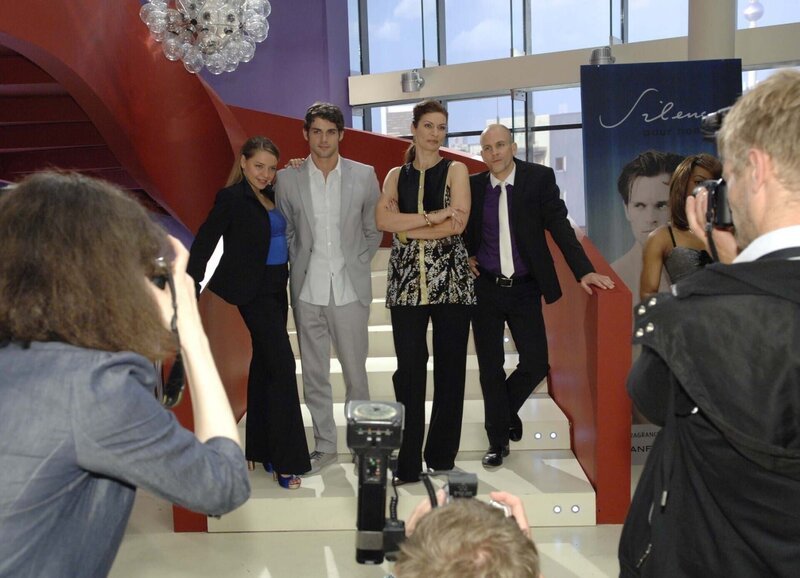 Bei einem offiziellen Fotoshooting demonstrieren die Brodas vermeintliche Einheit: (v.l.n.r.): Katja (Karolina Lodyga), Jonas (Roy Peter Link), Natascha (Franziska Matthus) und Gerrit (Lars Löllmann) – Bild: SAT.1 /​ Claudius Pflug