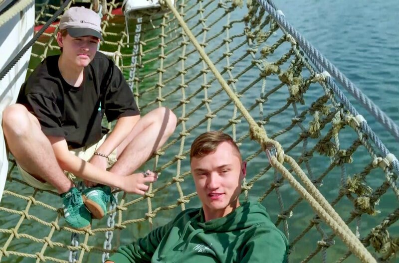 Tim (re.) und Theo (li.) absolvieren ihr Freiwilliges Ökologisches Jahr im Walderlebniszentrum Soonwald – doch zum letzten Seminar geht es auf einen mehrtägigen Segeltörn an die Ostsee. – Bild: Sorin Dragoi/​BR