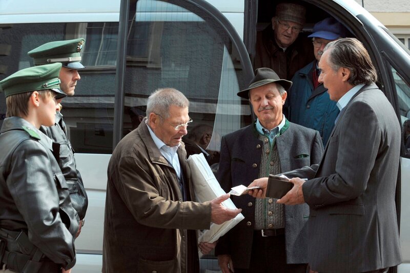 Bayerisches Fernsehen DAHOAM IS DAHOAM, FOLGE 823, „Die Rache der Alten“, am Dienstag um 19:45 Uhr. Bürgermeister Schattenhofer freut sich, dass dank Alois Eberlein nicht ungeschoren davon kommt. Von links: Alois Preissinger (Erich Hallhuber sen.), Bürgermeister Schattenhofer (Werner Rom) und Veranstalter Eberlein (Peter Bond). – Bild: BR/​Marco Orlando Pichler