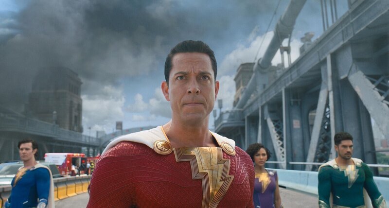 Freddy Freeman (l. Adam Brody), Shazam (m., Zachary Levi), Darla Dudley (Meagan Good) und Pedro Peña (r., D.J. Cotrona) +++ Die Verwendung des sendungsbezogenen Materials ist nur mit dem Hinweis und Verlinkung auf RTL+ gestattet. +++ – Bild: RTL / 2022 WBEI TM & DC. Freddy Freeman (l. Adam Brody), Shazam (m., Zachary Levi), Darla Dudley (Meagan Good) und Pedro Peña (r., D.J. Cotrona) +++ Die Verwendung des sendungsbezogenen Materials ist nur mit dem Hinweis und Verlinkung auf RTL+ gestattet. +++ – Bild: RTL / 2022 WBEI TM & DC.
