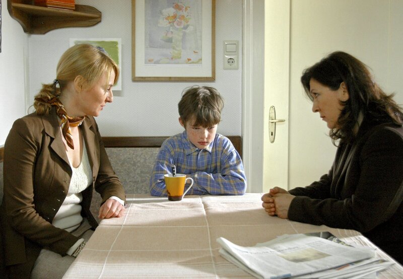 Es ist verwunderlich, aber obwohl er am Tatort gewesen sein muss, scheint der kleine Manuel (Henry Stange) nichts von dem Mord an seinem Vater mitbekommen zu haben. Jedenfalls können weder Klara Blum (Eva Mattes) noch die Haushälterin Frau Sendel (Beata Lehmann) etwas aus ihm herausbekommen. – Bild: rbb/​SWR/​Schweigert