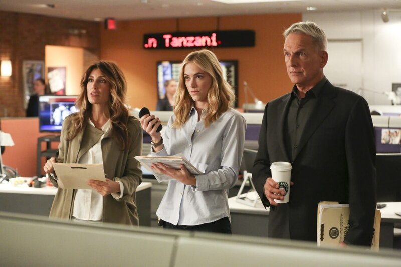 Quinn (Jennifer Esposito, l.), Bishop (Emily Wickersham, M.) und Gibbs (Mark Harmon, r.) tun alles in ihrer Macht Stehende, um Kongressabgeordnete Flemming, die bedroht wird, zu beschützen. Denn der Unbekannte scheint seine Drohungen äußerst ernst zu meinen … – Bild: CBS