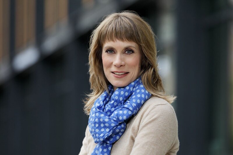 Die „Vermisst“-Moderatorin Sandra Eckardt möchte Menschen, die durch das Schicksal getrennt wurden, helfen und reist dafür um die ganze Welt. – Bild: TVNOW /​ Guido Engels