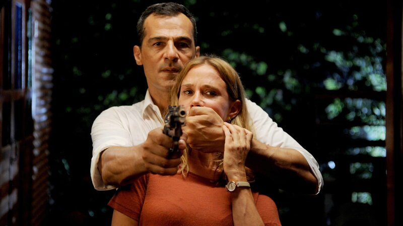 Kommissar Özakin (Erol Sander) und Mina (Nadeshda Brennicke) sind in Gefahr. – Bild: ARD Degeto/​Hans-Joachim Pfeiffer