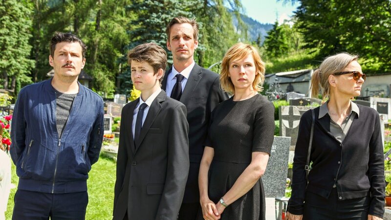 L-R: Josef Wolf (Manuel Rubey), Franzi Wolf (Enzo Gaier), Franz Wolf (Max von Thun), Irene Wolf (Franziska Weisz), Amalie Kemmer (Sissy Höfferer). – Bild: port.hu