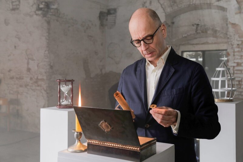 Moderator Paul Matic präsentiert das päpstliche Siegel. – Bild: ORF