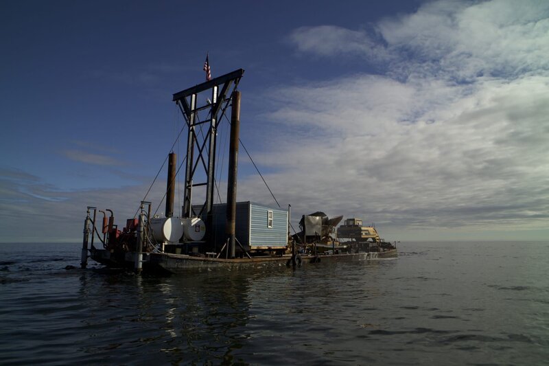 The Christine Rose raises one of its spud anchors. – Bild: Discovery Communications, Inc. EMEA/​UK