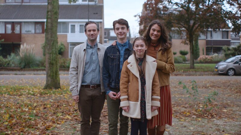 Die neuen Nachbarn sind immer fröhlich, höflich und nett zueinander. – Bild: NDR/​NL Film