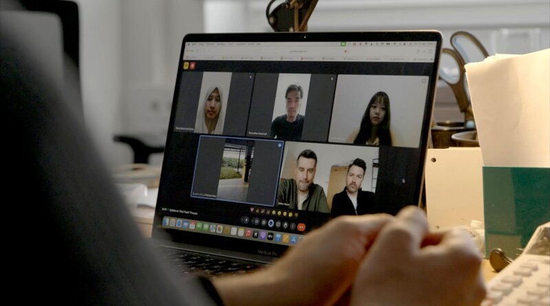 Per videocall informiert Wirt Mikko Bayer seine indonesischen Köche über den Stand des „Beschleunigten Fachkräfteverfahrens“ – nach acht Monaten Wartezeit. – Bild: WDR/​Roland Breitschuh