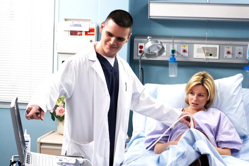 Michael Ausiello (Geburtshelfer), Elizabeth Banks (Dr. Kim Briggs). – Bild: ORF/​Disney