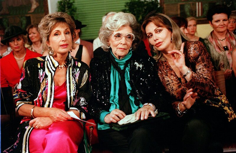 „Schlosshotel Orth“, „Junge Talente.“ Im Hotel wird eine Willkommensfeier für Franzl vorbereitet. Esther und Nico beschließen, sich für eine Zeit zu trennen. Louis, der begabte Studienkollege von Sissy führt statt Janno Halm seine Kollektion vor und feiert einen großen Erfolg. Er soll der neue Partner von Halm werden und bittet Sissy, mit ihm nach Wien zu gehen.Im Bild (v.li.): Ariane Calix, Alice Franz, Edith Leyrer. – Bild: ORF/​SATEL/​Wolfgang Fuhrmann