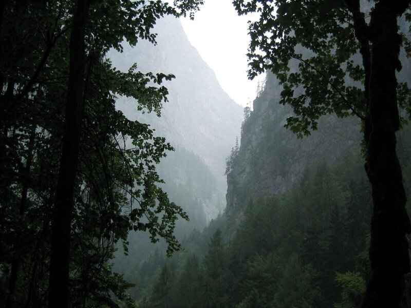 Universum: "Hallstatt - Ein Leben zwischen Fels und See", Die Hallstatt-Dachstein-Region - landschaftliche Idylle zwischen Fels und See und eine der ältesten Kulturlandschaften der Menschheit. Mit nachinszenierten Darstellungen und realen Naturaufnahmen lässt Regisseur Wolfgang Thaler (Buchmitarbeit: Alfred Komarek) diese faszinierende Region von der Hallstattzeit vor 2.500 Jahren bis in die Gegenwart lebendig werden. – Bild: ORF/Adi Mayer Film/Wolfgang Thaler Universum: "Hallstatt - Ein Leben zwischen Fels und See", Die Hallstatt-Dachstein-Region - landschaftliche Idylle zwischen Fels und See und eine der ältesten Kulturlandschaften der Menschheit. Mit nachinszenierten Darstellungen und realen Naturaufnahmen lässt Regisseur Wolfgang Thaler (Buchmitarbeit: Alfred Komarek) diese faszinierende Region von der Hallstattzeit vor 2.500 Jahren bis in die Gegenwart lebendig werden. – Bild: ORF/Adi Mayer Film/Wolfgang Thaler