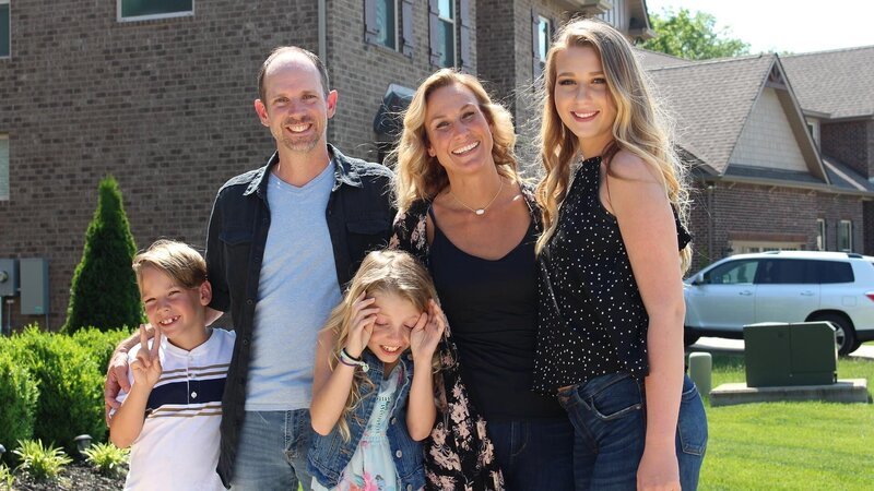 Gibson family in the driveway of house 2 in episode 210, as seen on HGTV’s House Hunters Family – Bild: 2018, Scripps Networks, LLC. All Rights Reserved.