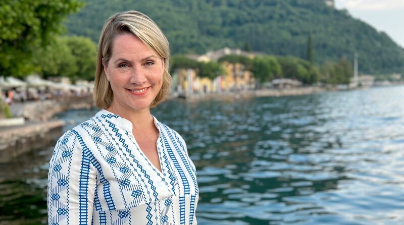 Für „Wunderschön“ reist Judith Rakers kreuz und quer um den Lago, neben den touristischen Highlights ist sie aber immer auch auf der Suche nach ursprünglichen Orten, die noch nicht touristisch überlaufen sind. Judith Rakers am Ufer des Gardasees. – Bild: WDR/​Bavaria Entertainment/​Sarina Zillingers