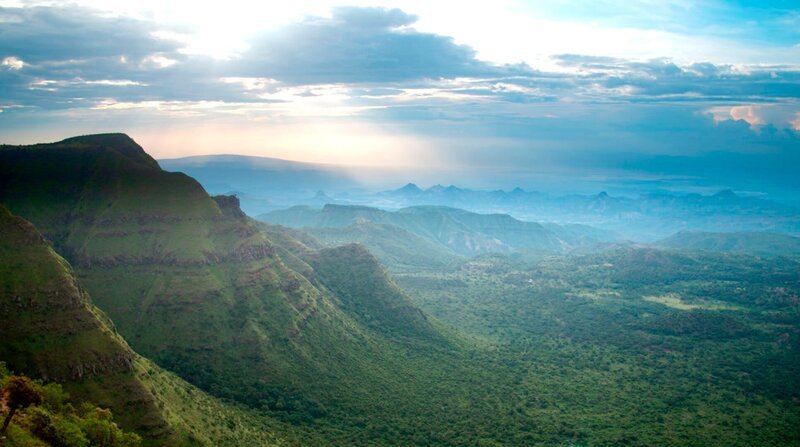 Der große Afrikanische Grabenbruch prägt die Landschaft Kenias. – Bild: NDR/HTTV Produktion/Michael Höft Der große Afrikanische Grabenbruch prägt die Landschaft Kenias. – Bild: NDR/HTTV Produktion/Michael Höft