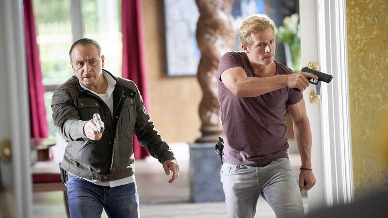 Semir und Paul auf der Suche nach den Geiseln. – Bild: TVNOW /​ Guido Engels