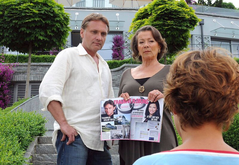 Das Kindermädchen ist eine Klatschjournalistin: Bernhard Schir als Philip Martens, Krista Stadler als Rosmarie Martens, Muriel Baumeister als Jana Berger – Bild: Bavaria Fernsehproduktion/​Graf Film/​Hubert Mican