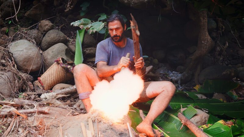 Hazen macht ein Feuer mit Schießpulver. – Bild: National Geographic