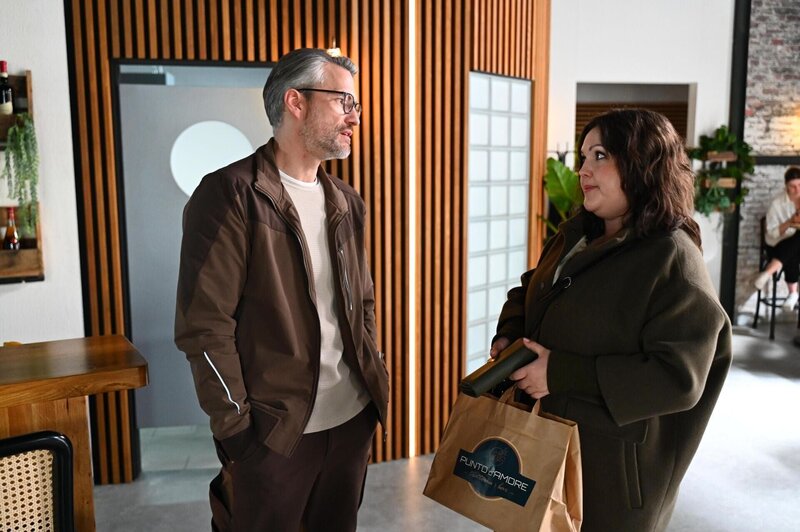 Henning (Stefan Bockelmann) will sich ein eigenes Bild von Dragan machen. Rechts Hanna (Sarah Victoria Schalow) – Bild: RTL /​ Julia Feldhagen