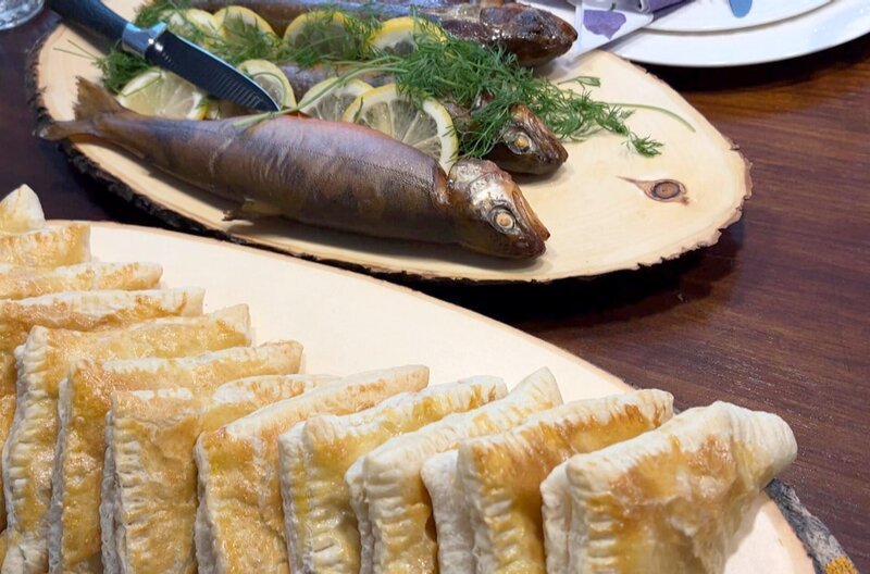 Im kalten Finnland bereiten Tuija und ihr Mann ein leckeres Gericht zu: geräucherte Forellen und Blätterteigtaschen mit Rentierfleischfüllung. – Bild: Elephant Doc