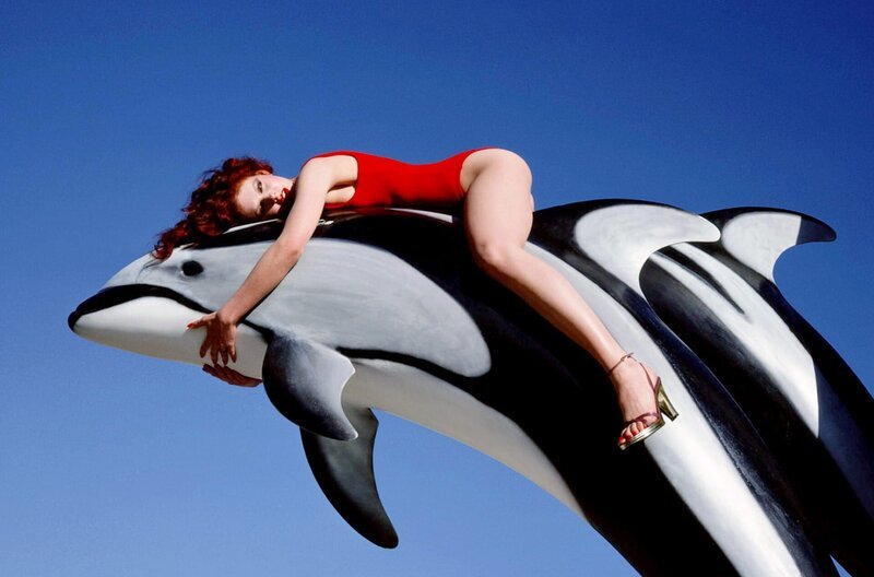 Guy Bourdin wurde ab Mitte der 50er Jahre insbesondere durch die kompromisslose Ästhetik und den provozierenden Surrealismus seiner Modefotografien bekannt. – Bild: Guy Bourdin/The Guy Bourdin Estate Guy Bourdin wurde ab Mitte der 50er Jahre insbesondere durch die kompromisslose Ästhetik und den provozierenden Surrealismus seiner Modefotografien bekannt. – Bild: Guy Bourdin/The Guy Bourdin Estate
