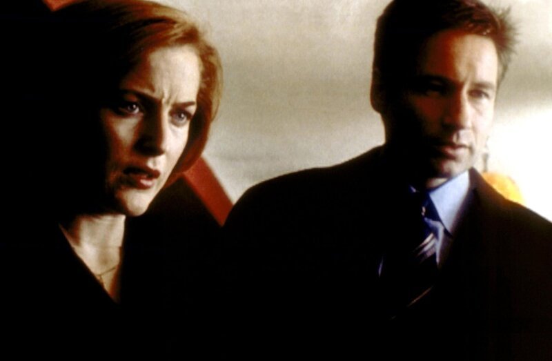 Scully (Gillian Anderson, l.) und Mulder (David Duchovny, r.) sind wieder hinter Donald Pfaster her, der jetzt aus dem Gefängnis ausgebrochen ist. – Bild: ProSieben MAXX