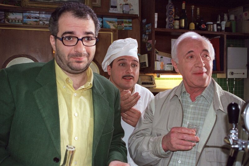 „Dolce Vita & Co.“, „Die goldene Hochzeit.“ Mario Hubinger, Familienvater und Hausmann in der Sinnkrise, beschließt, etwas aus seinem Leben zu machen. Er will im Lokal seines Vaters Hans einsteigen und aus dem heruntergekommenen Eckbeisl wieder ein gefragtes Restaurant machen. Doch Hans will das „Dolce Vita“ nur mehr verkaufen und sich zur Ruhe setzen. Mario muss sich also schleunigst etwas einfallen lassen, um seinen Plan doch noch verwirklichen zu können. Das Festessen anlässlich einer goldenen Hochzeit ist die erste Bewährungsprobe für Mario und seine gerade erst zusammengewürfelte Crew.Im Bild (v.li.): Michael Niavarani (Mario), Christoph Fälbl (Boris), Kurt Sobotka (Hans). – Bild: ORF/​MR Film/​Thomas Prodinger