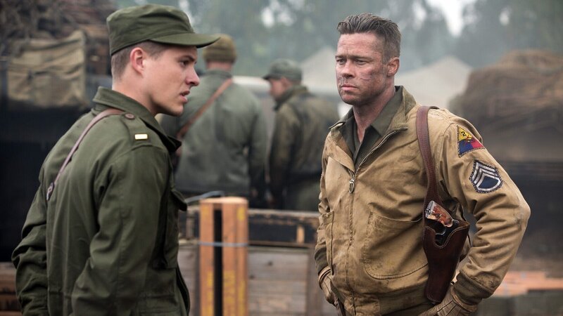 Wardaddy (Brad Pitt, re.) bekommt neue Befehle von Lieutenant Parker (Xavier Samuel) – Bild: RTLZWEI