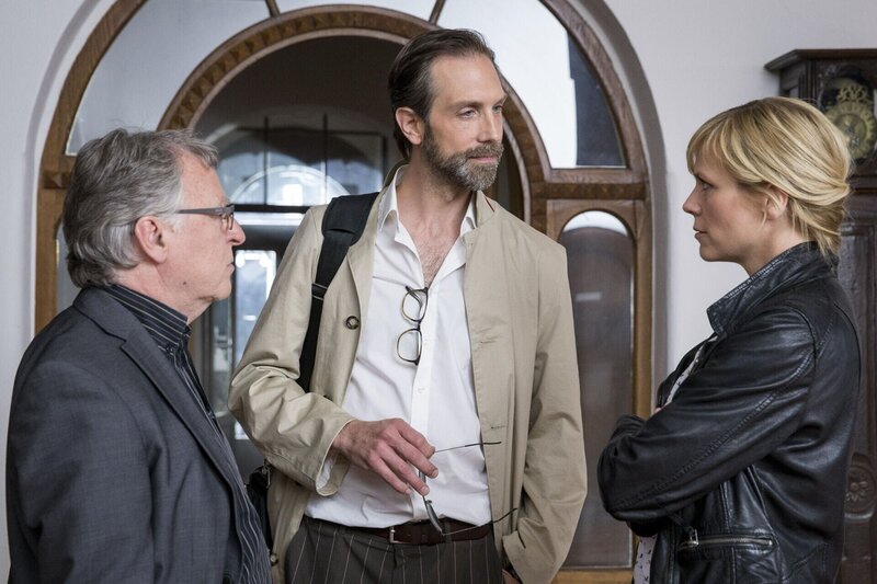 Hajo Trautzschke (Andreas Schmidt-Schaller, l.) und Ina Zimmermann (Melanie Marschke, r.) verdächtigen den Hausbesitzer Georg Jacobi (Alexander Wüst, M.), seine Nachbarin erstochen zu haben. – Bild: ZDF Lizenzbild frei