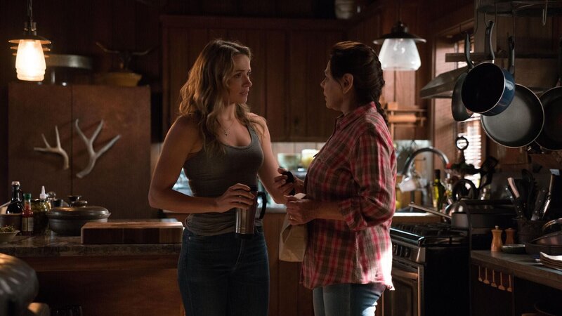 Julie Swagger (Shantel VanSanten, l.); Estella (Gina Gallego, r.) – Bild: USA Network Media, LLC /​ Michael Desmond