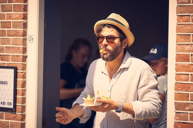 Alle Eltern holen sich wie Jannos (Jasin Challah) bei ihrem ersten Anlegeplatz heimlich Essen, das nicht Ninas Vorschlag einer alkohol-, zucker- und weizenmehlloser Ernährung entspricht. – Bild: ZDF