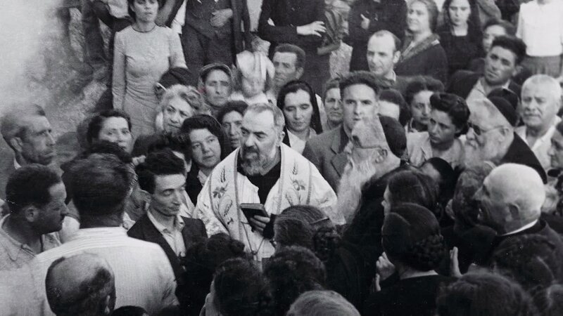 Padre Pio in Menschenmenge (in den 1950er Jahren). – Bild: ORF, Padre Pio TV