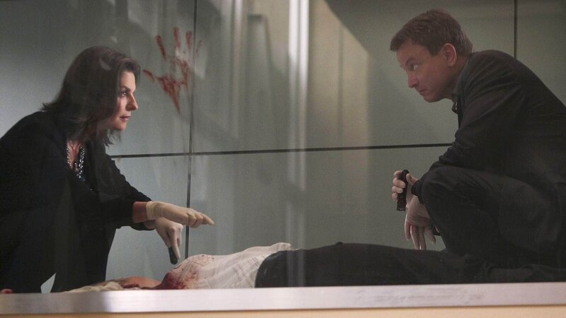 Leiche im CSI-Labor: Die Ermittler, Detectives Mac Taylor und Jo Danville stellen die Identität des Mordopfers fest – es ist eine Praktikantin, die in einer Architekturfirma auf der Etage direkt unter dem Kriminallabor gearbeitet hat. – Bild: TVNOW /​ CBS