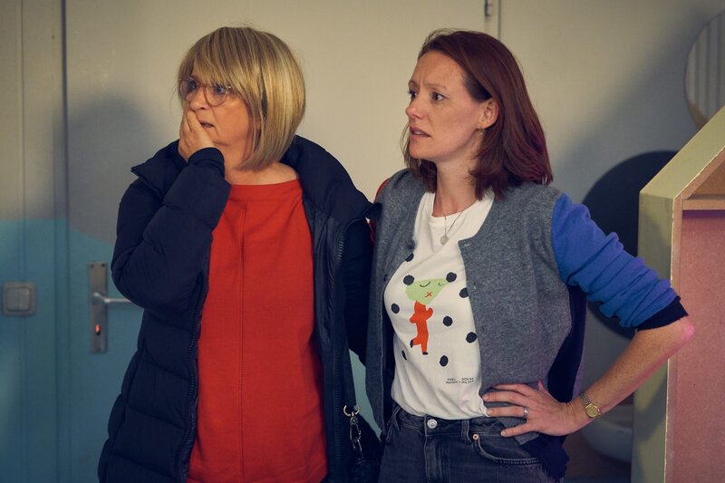 Die vermisst geglaubte Ini (Johanna Gastdorf, l.) taucht wieder auf, aber die Freude ist vorbei, als ihr die schreckliche Neuigkeit von ihrer Tochter Nina (Lavinia Wilson, r.) mitgeteilt wird. – Bild: ZDF