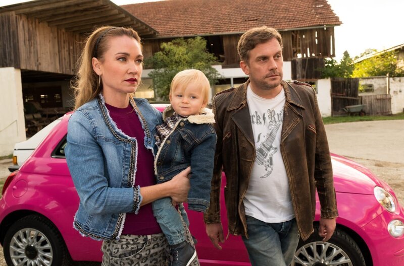 Susi (Lisa Maria Potthoff, li.) mit Halb-Ex-Freund Franz (Sebastian Bezzel, re.) und gemeinsamen Sohn Paul (Luis Sosnowski). – Bild: ARD Degeto/​BR/​Constantin Film/​Bernd Schuller