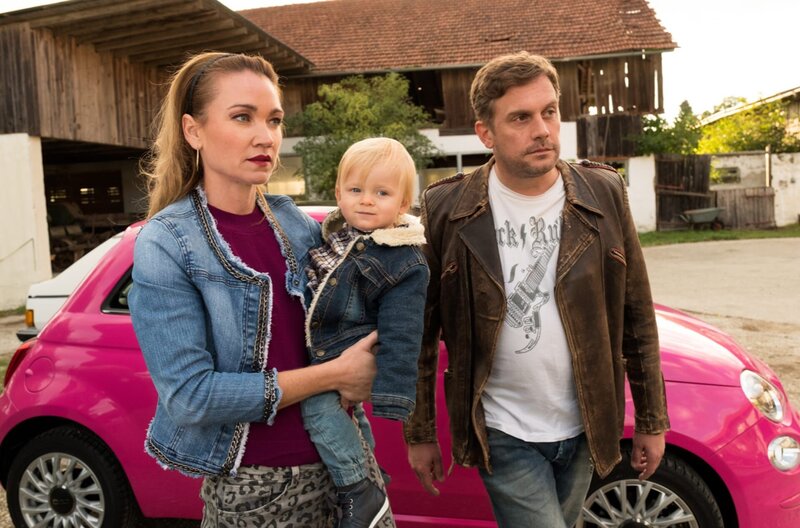 Susi (Lisa Maria Potthoff, li.) mit Halb-Ex-Freund Franz (Sebastian Bezzel, re.) und gemeinsamen Sohn Paul (Luis Sosnowski). – Bild: ARD Degeto/​BR/​Constantin Film/​Bernd Schuller