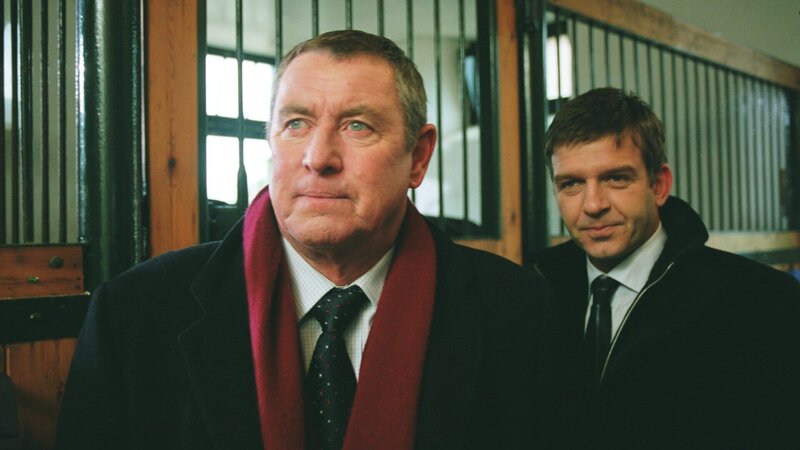 DCI Tom Barnaby (John Nettles, l.) und DS Ben Jones (Jason Hughes, r.) ermitteln mal wieder auf dem Land. – Bild: ZDF