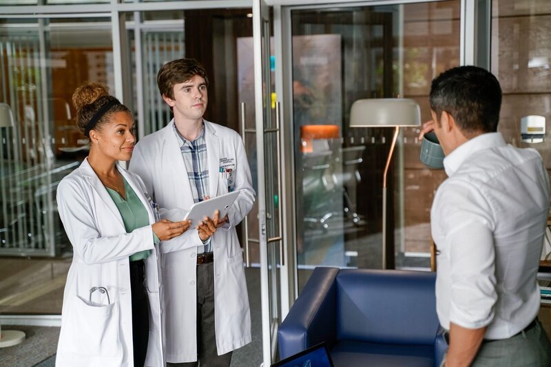 Von links: Dr. Claire Browne (Antonia Thomas), Dr. Shaun Murphy (Freddie Highmore) und Dr. Neil Melendez (Nicholas Gonzalez) – Bild: ORF/​Sony Pictures/​ABC/​Darko Sikman