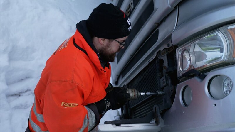 Stig working hard. – Bild: National Geographic /​ National Geographic