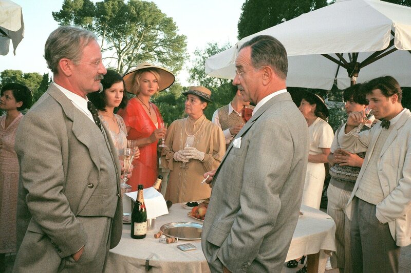 Die berühmten Brüder Heinrich (Jürgen Hentsch, l) und Thomas Mann (Armin Mueller-Stahl, r) sind im französischen Exil wieder vereint. Heinrich hat sich offen gegen die Nazis erklärt, während Thomas noch Zurückhaltung übt. Im Hintergrund v.l. Monika (Stefanie Stappenbeck), Nelly Krüger (Veronica Ferres), Katia (Monica Bleibtreu), weitere Gäste, ganz rechts Golo Mann (Philipp Hochmair). – Bild: WDR/​Bavaria/​Sibylle Anneck