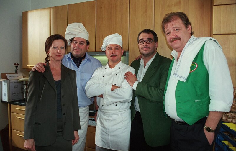 (v.li.): Irene Colin, Erwin Steinhauer, Christoph Fälbl, Michael Niavarani, Götz Kauffmann. – Bild: ORF/​MR-Film/​Thomas Prodinger