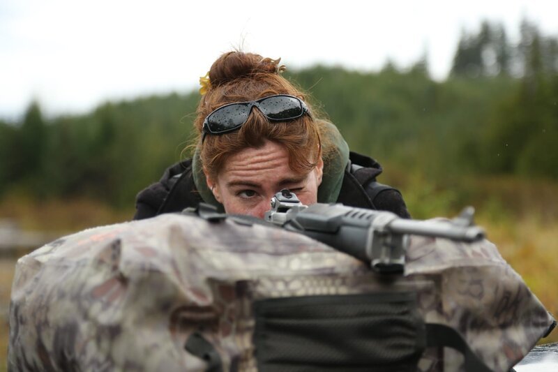 PORT PROTECTION, ALASKA- Amanda Makar sights her rifle in before her deer hunt. (Photo Credit: National Geographic Channels/​ Rocco Colonna) – Bild: National Geographic
