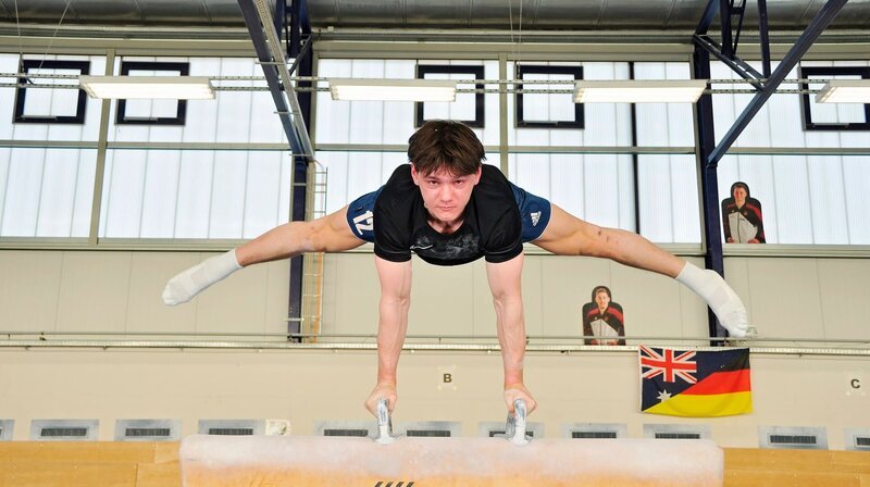 Die Doku „Leipzig turnt!“ stellt Menschen vor, die mit Leidenschaft und Schweiß für die größte Breitensport-Veranstaltung der Welt trainieren. Joshua Tandel gehört zum Nachwuchskader im Leistungssportverein in Halle. Er ist stark am Boden und am Reck. Sein Ziel: der Olympiakader für Deutschland. Jetzt muss er jedoch erst einmal fit für die Jugend-Turnmeisterschaft in Leipzig sein. – Bild: MDR/Werkblende/Jan Siegmeier Die Doku „Leipzig turnt!“ stellt Menschen vor, die mit Leidenschaft und Schweiß für die größte Breitensport-Veranstaltung der Welt trainieren. Joshua Tandel gehört zum Nachwuchskader im Leistungssportverein in Halle. Er ist stark am Boden und am Reck. Sein Ziel: der Olympiakader für Deutschland. Jetzt muss er jedoch erst einmal fit für die Jugend-Turnmeisterschaft in Leipzig sein. – Bild: MDR/Werkblende/Jan Siegmeier