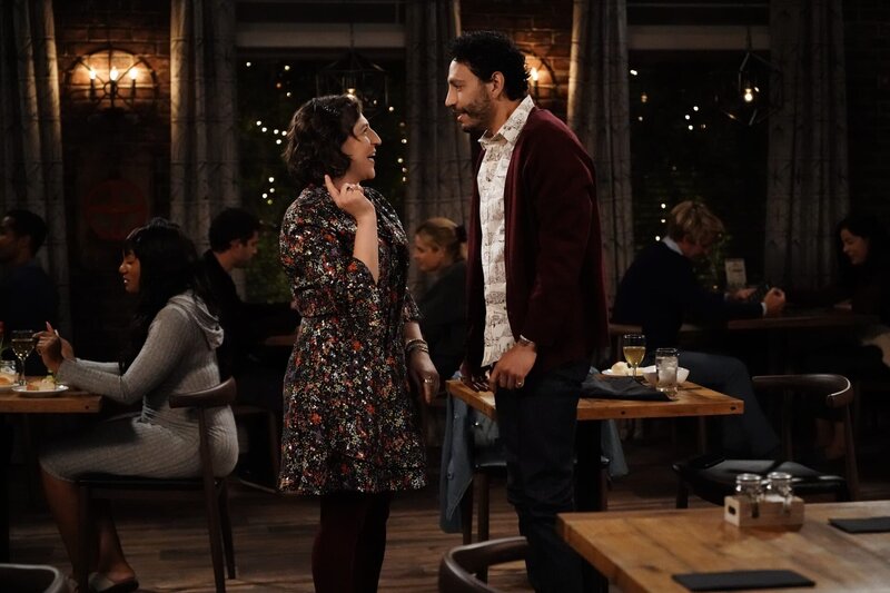 Kat (Mayim Bialik, l.); Oscar (Christopher Rivas, r.) – Bild: FOX MEDIA LLC.