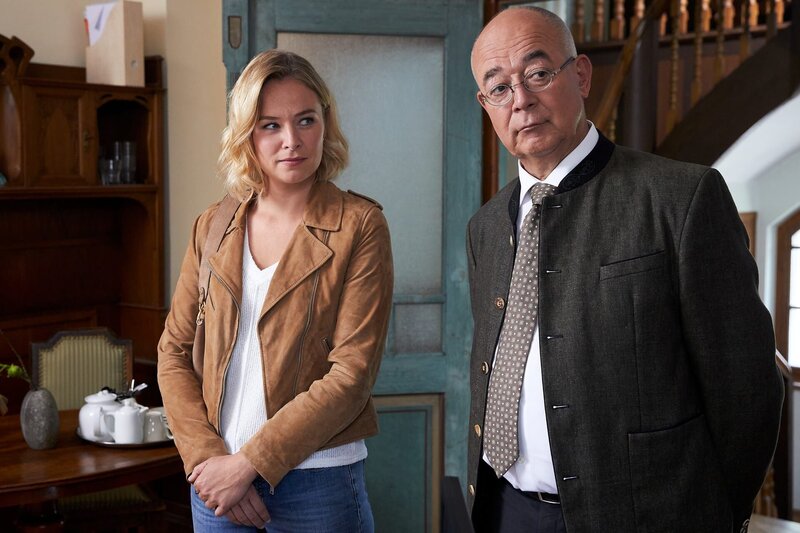 Polizeidirektor Achtziger (Alexander Duda) und Kommissarin Winter (Vanessa Eckart) ermitteln zum ersten Mal gemeinsam in einem Mordfall. – Bild: ZDF