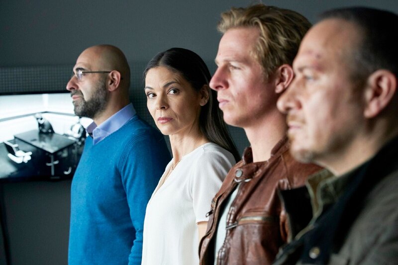 Semir (Erdogan Atalay, r.), Paul (Daniel Roesner) und Krüger (Katja Woywood) wollen Staatsanwalt Tawil (Özgür Karadeniz, l.) während dem Verhör eines Verdächtigen zu einer List überreden. – Bild: RTL